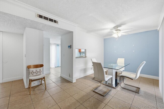 Building Photo - 301 Lakewood Dr