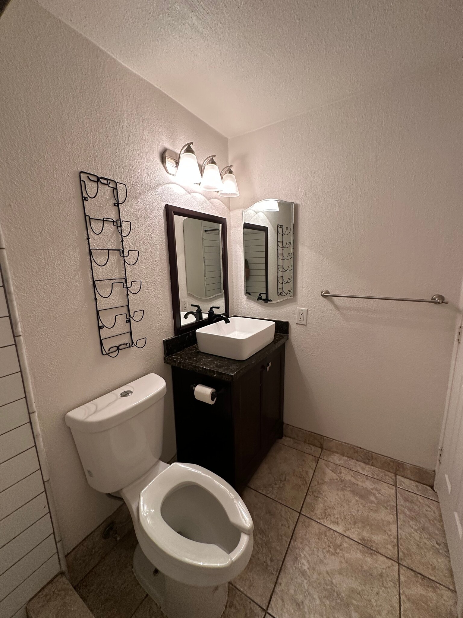 Building Photo - 1005 W 5th St