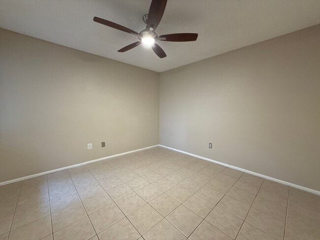 Building Photo - Easy Maintenance 2 Bedroom 2 Bath!