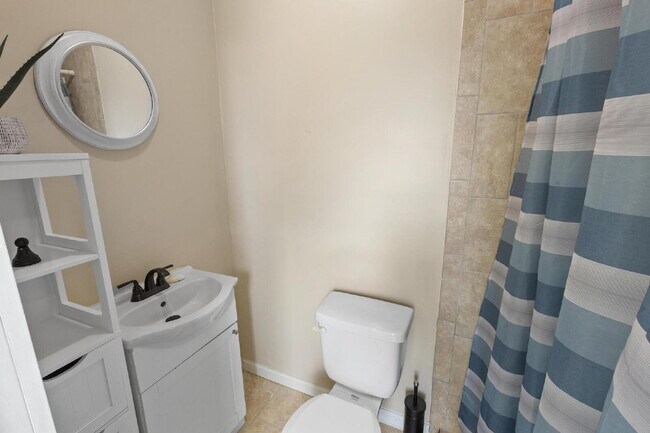 Building Photo - Sweet Cottage, minutes away from the University and Hospitals!
