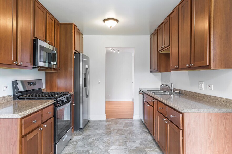 Building Photo - 697 Oakmont Ln