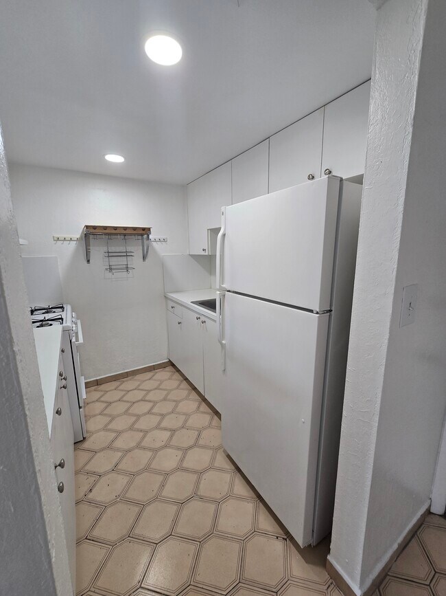 Building Photo - 1305 W 53rd St