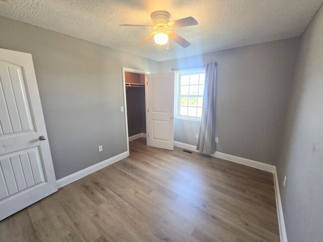 Building Photo - Fenced home close to FLW!