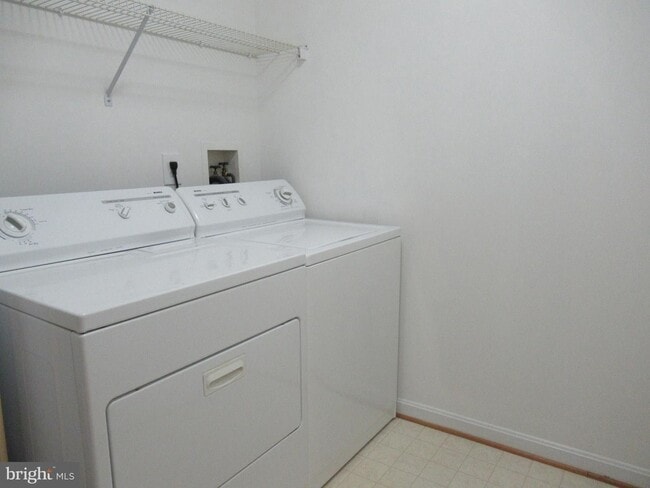 Building Photo - Beautiful 3 BR 3.5 BA Townhouse in Germantown