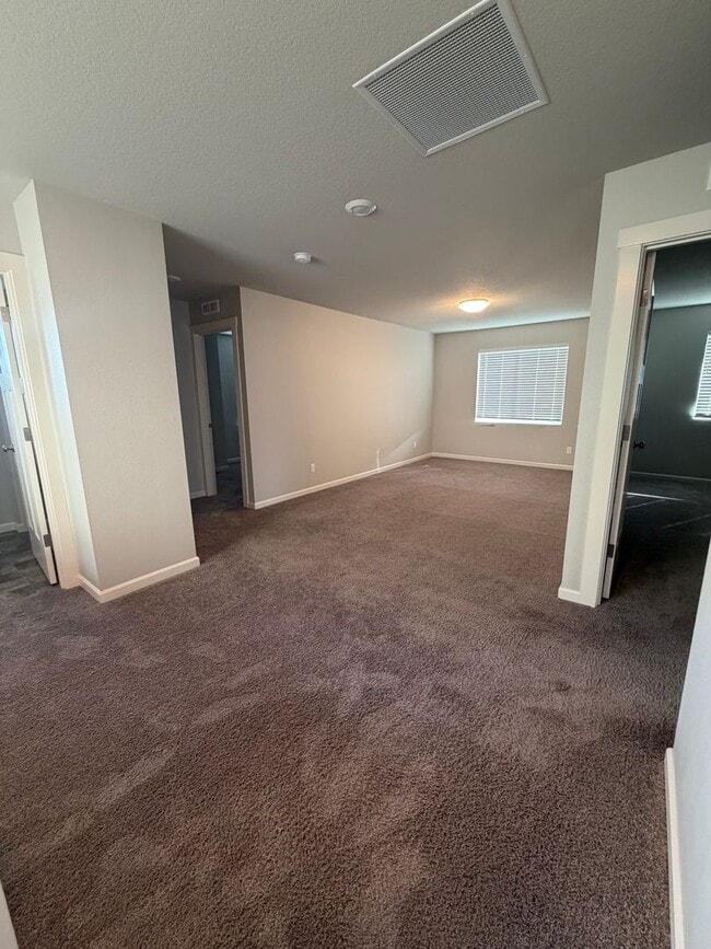 Building Photo - Must See Large Home in HOA Neighborhood!