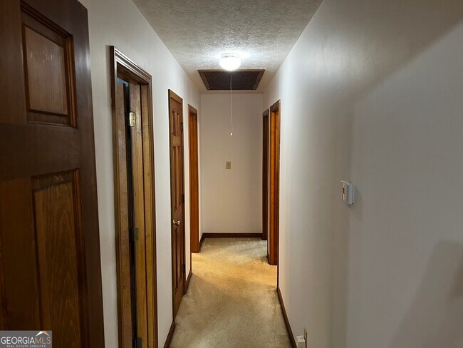 Building Photo - 380 Hidden Valley Dr SE