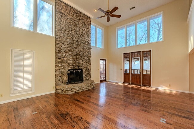 Building Photo - River View, Very Private Home!