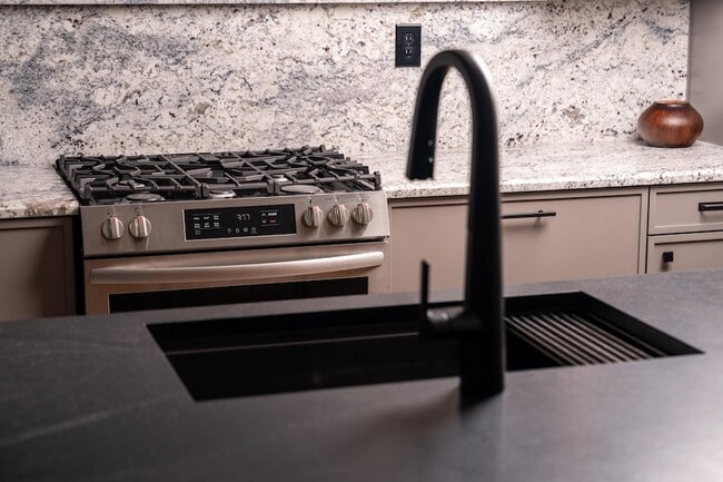 Building Photo - 612 W 8th Ave