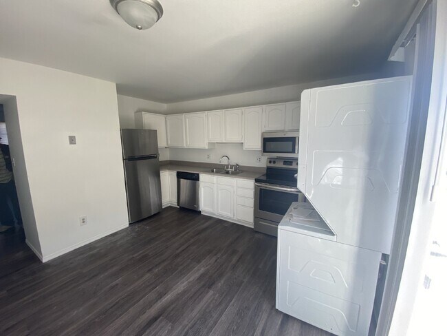 Building Photo - Cozy Condo Available NOW!