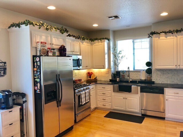Building Photo - Beautifully updated, tri- level 4 Bd/2.5 B...