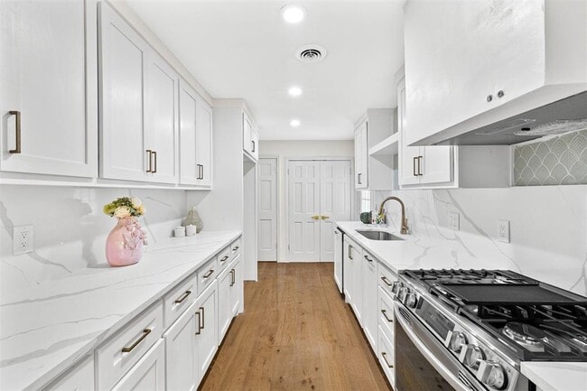 Building Photo - 2737 Clermont Pl