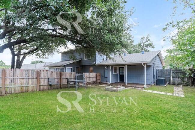 Building Photo - Feel welcome and comfortable in this spaci...