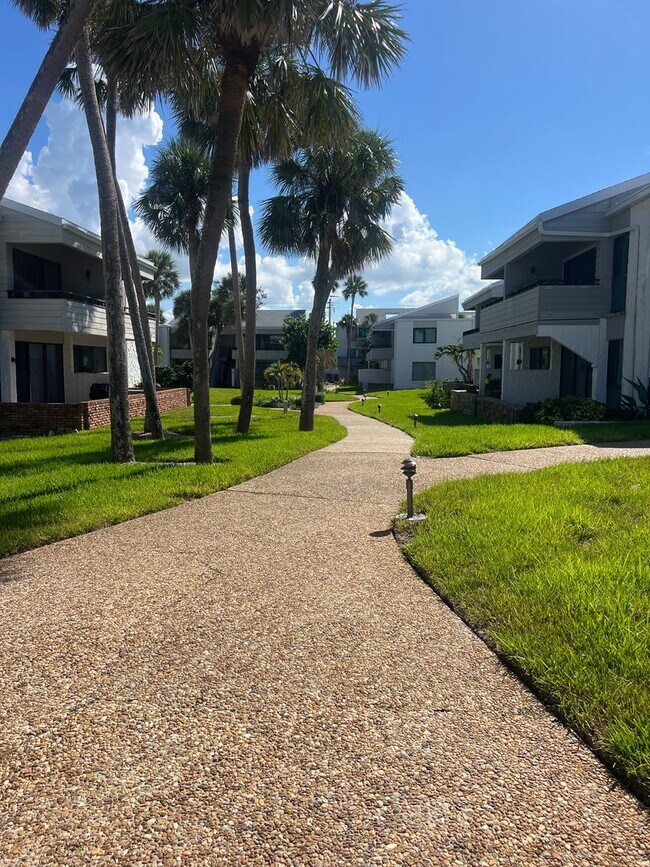 Building Photo - 1BR/1BA Newly Renovated Canal front Condo ...