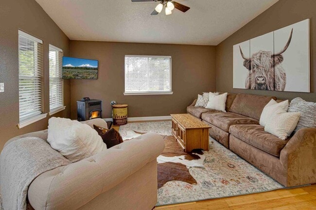 Building Photo - Single Level Duplex with Great Flow and Fi...