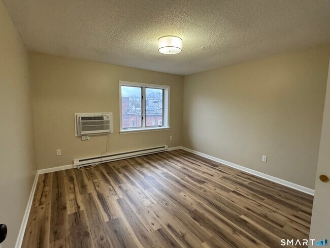 Building Photo - 143 Main St