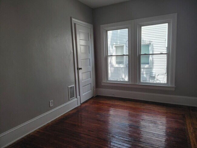 Building Photo - 1334 W 89th St