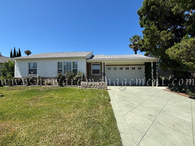 Building Photo - Lovely Home in a Quiet Neighborhood