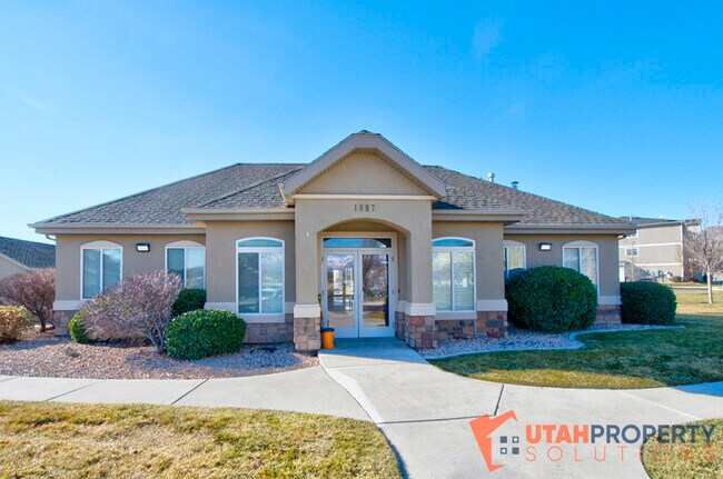 Building Photo - 1807 N Crest Rd