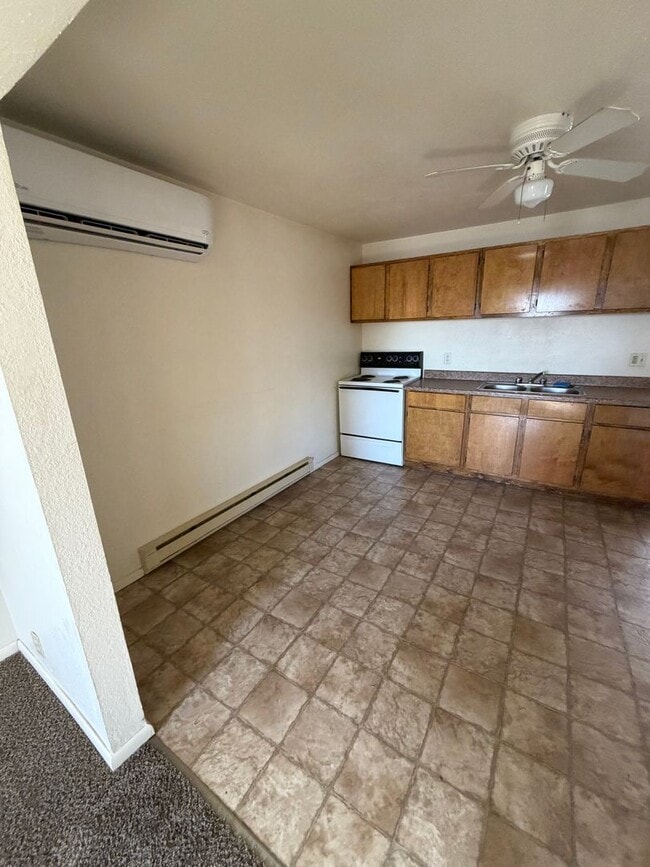 Building Photo - CS-341 E 700 N