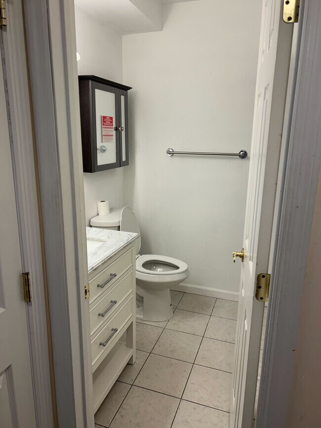 Building Photo - 15 Pointe Cir S