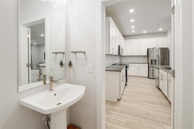 Building Photo - 207 Flowers Ave