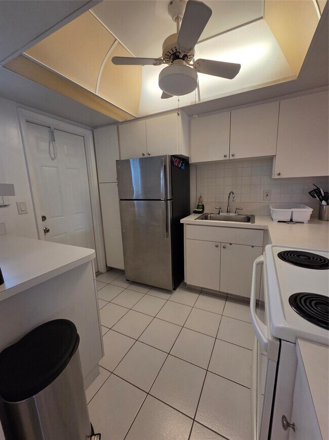 Building Photo - 1333 E Hallandale Beach Blvd