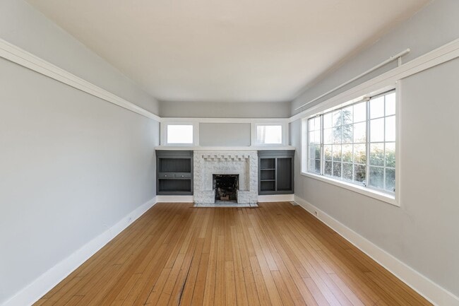 Building Photo - Beautiful 1918 Oakland Home!!