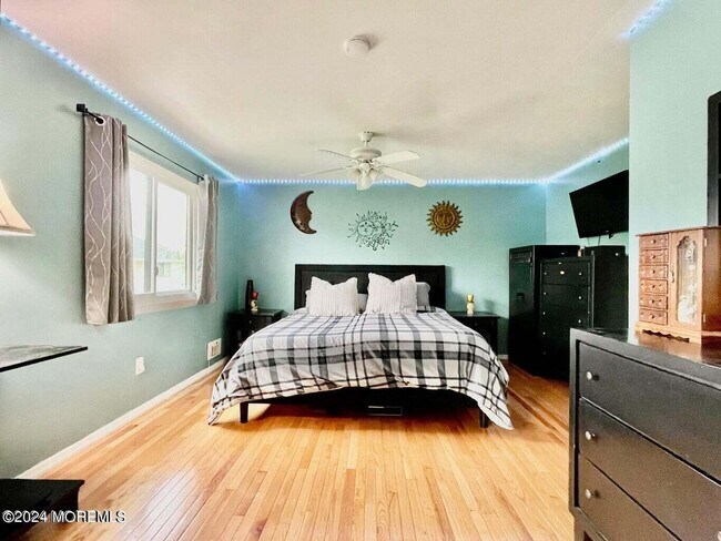 Building Photo - 562 Clubhouse Dr