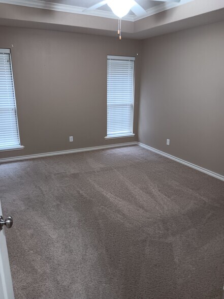 Building Photo - 104 Village Pl