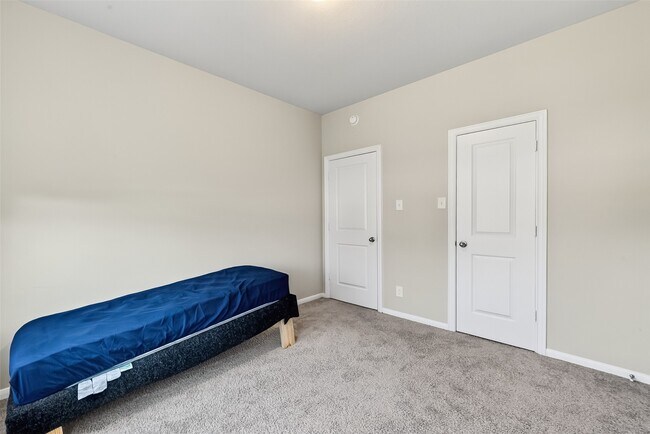 Building Photo - 2422 Agassiz Dr