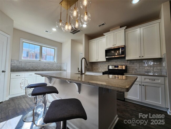 Building Photo - 326 Sadie Dr