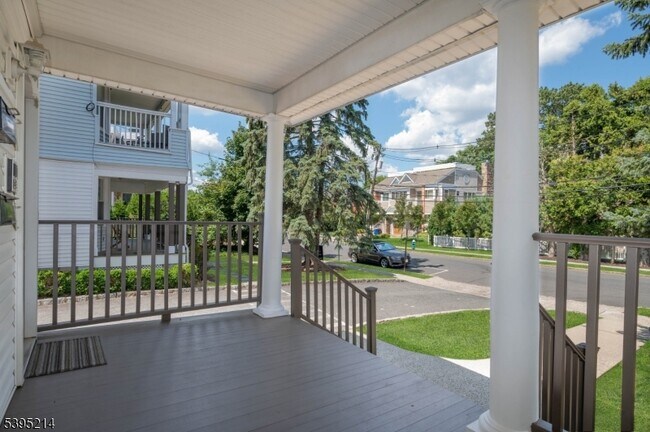 Building Photo - 54 Franklin Pl