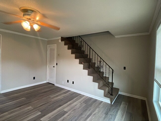 Building Photo - 2 Bedroom 1.5 Bath Townhome - FIRST FULL MONTH RENT FREE!!