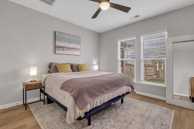 Building Photo - Executive Home in Convenient Location