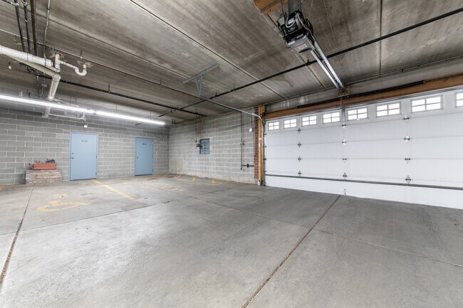 Building Photo - 1021 Peterson Ave