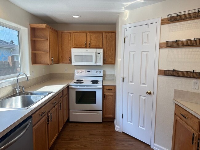 Building Photo - Beautiful 3 bedroom 2 bathroom house in a ...