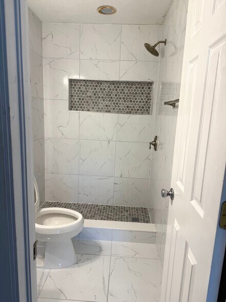 Building Photo - 7210 N Manhattan Ave