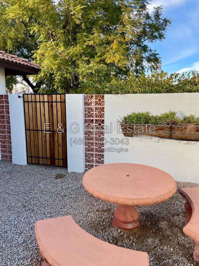 Building Photo - 8617 E Larkspur Dr