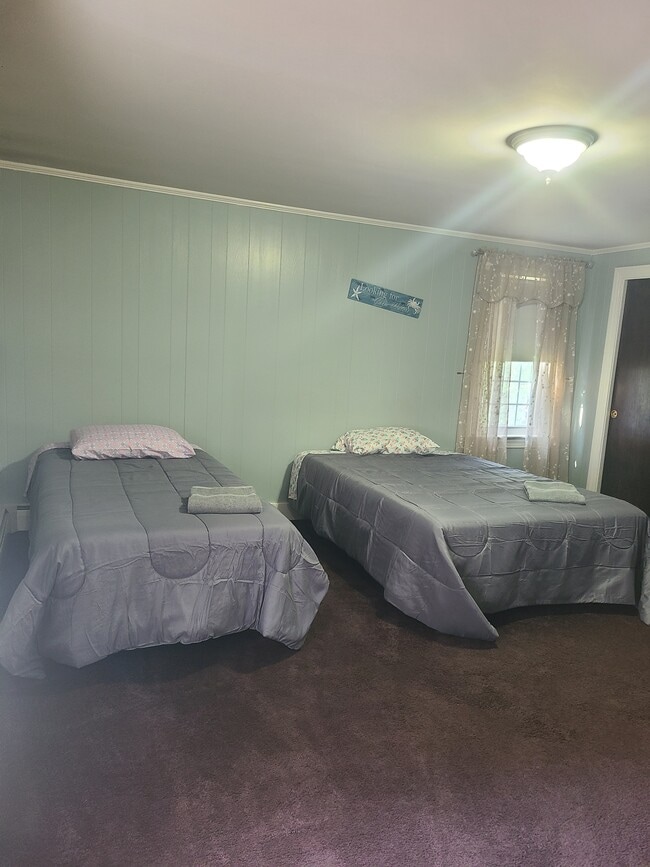 Building Photo - 6 Cherry Hill Dr