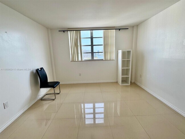Building Photo - 1833 S Ocean Dr
