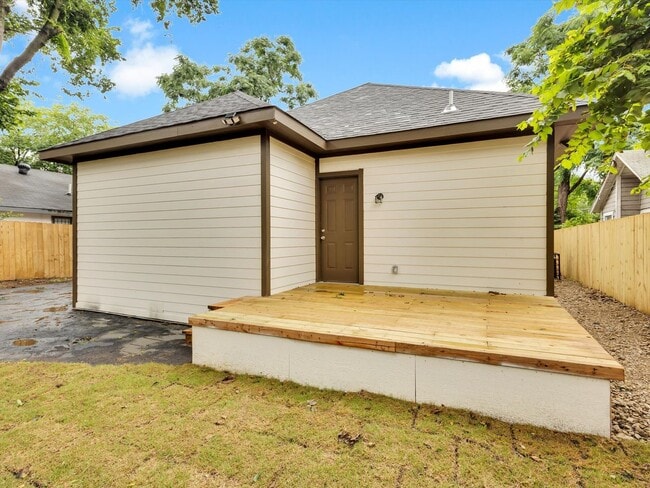 Building Photo - Open Layout & Spacious Yard