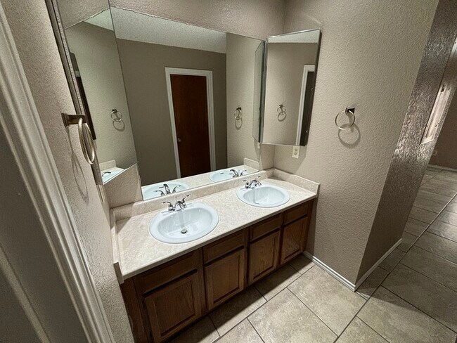 Building Photo - 2 bed 2 bath townhome