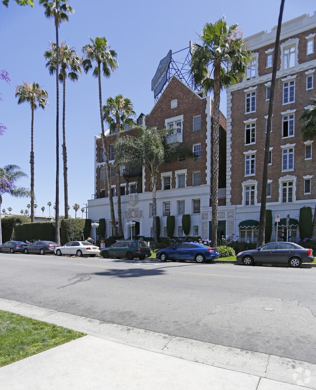 The Versailles Los Angeles, CA Apartment Finder
