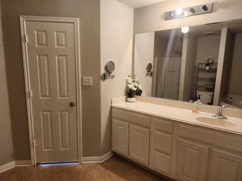 Building Photo - 5866 Wildcat Cyn