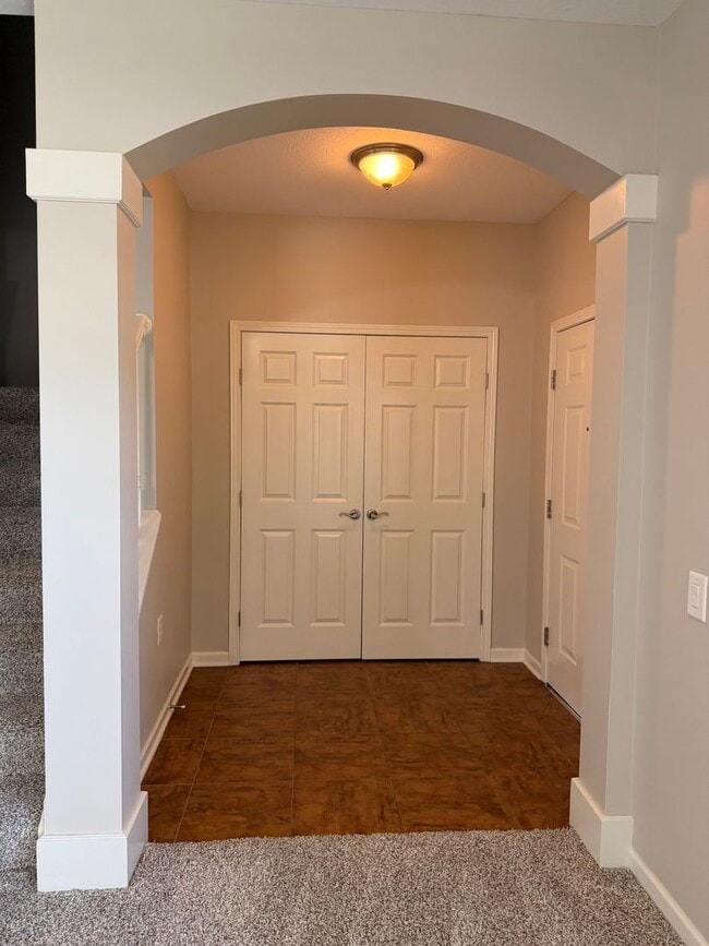 Building Photo - Stunning 3 Bedroom Home with Primary Suite on First Floor