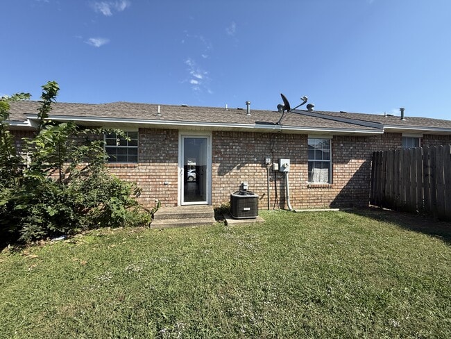 Building Photo - 2305 Cimmaron Dr