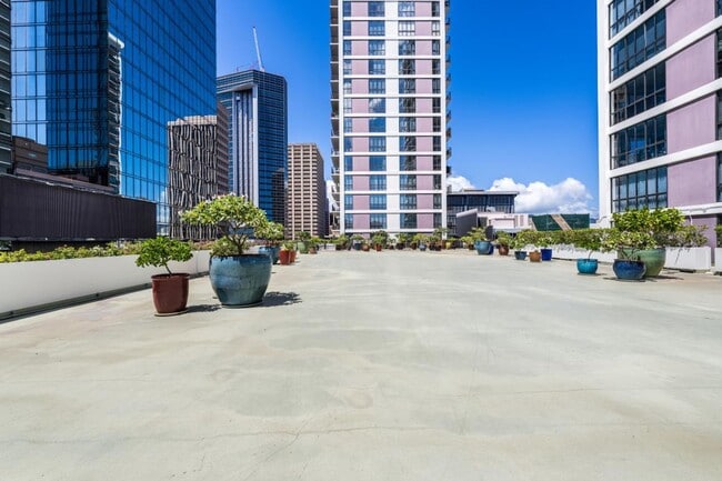 Building Photo - 2BED 2 BATH ALL UTILITIES INCLUDED DOWNTOW...
