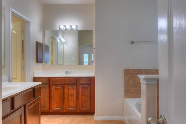 Building Photo - 4711 Bellows View Dr