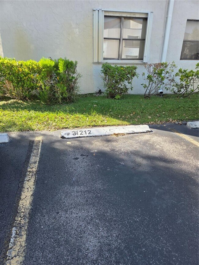 Building Photo - 9433 Fontainebleau Blvd