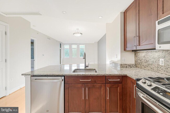 Building Photo - 8220 Crestwood Heights Dr